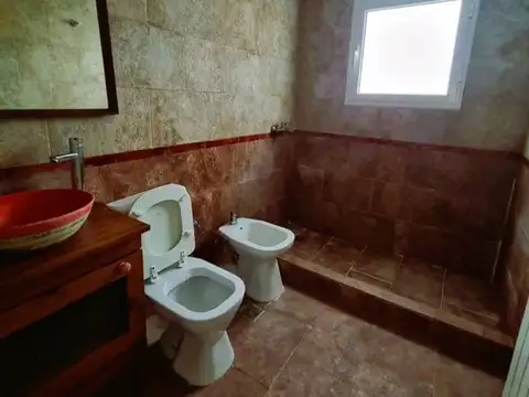 VENTA CASA 4 AMBIENTES PILAR DEL ESTE, PILETA