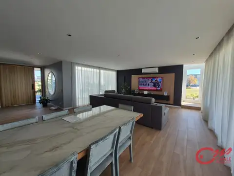 Casa en Venta con 6 cocheras