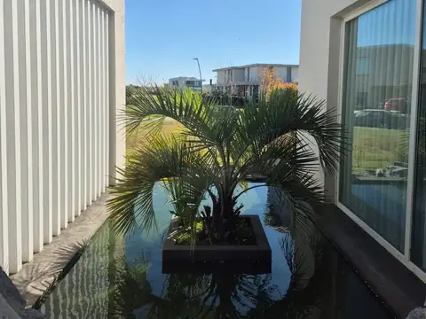 Casa 5 ambientes con 4 baños