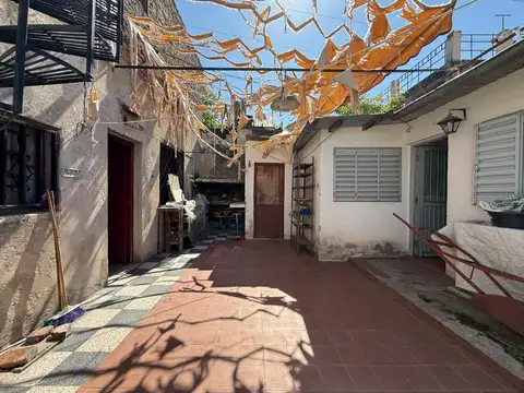 casa al frente de 2 dormitorios   cochera   patio   terraza y segunda unidad al fondo
