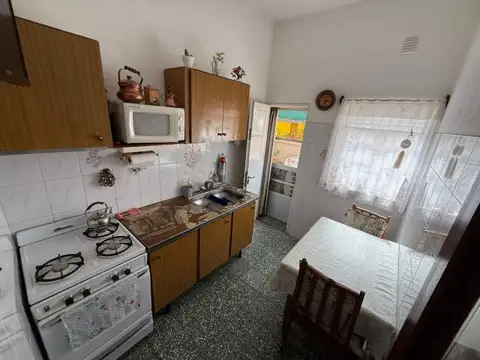 Venta Casa 4 ambientes con depto 3 ambientes en Morón. Financiacion