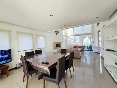 Casa en Alquiler con 4 cocheras