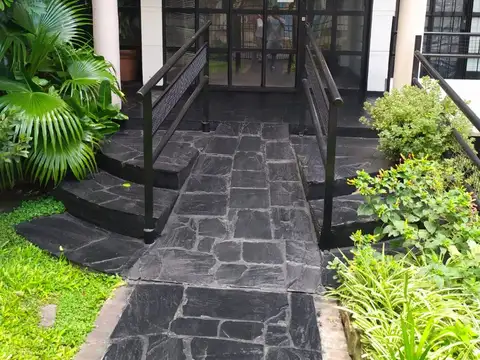 MORON CENTRAL A 7 CUADRAS DE LA EST-LOCAL DE 3,50 x 8 DIVISIBLE-PB A / RUBROS VARIOS (PROFESIONALES)