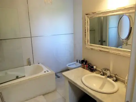 Casa 6 ambientes con 2 baños