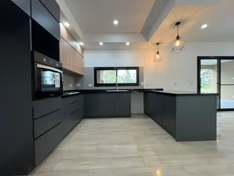 Casa 4 ambientes con 2 baños