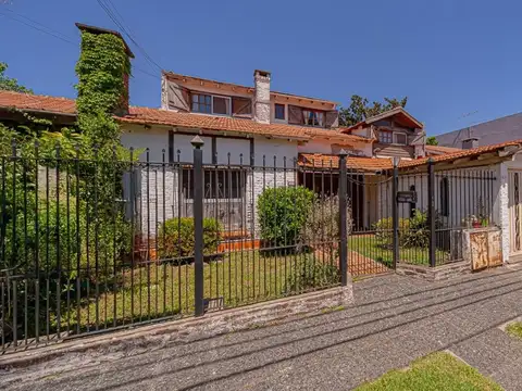 VENTA CASA MULTIFAMILIAR CON PILETA CARAPACHAY