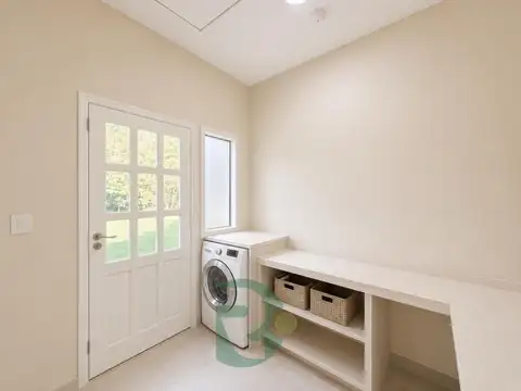 Casa en Venta con 6 cocheras