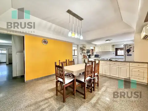 Casa en Venta con 6 cocheras