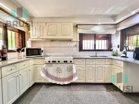 Casa 7 ambientes con 4 baños
