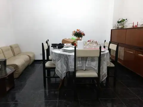 Casa 5 ambientes con 2 baños