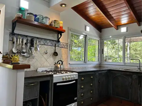 Casa 4 ambientes con 2 baños