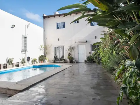 VENTA CASA 5 AMB. CON PILETA V. BALLESTER