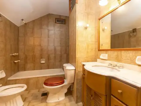 Casa 6 ambientes con 2 baños