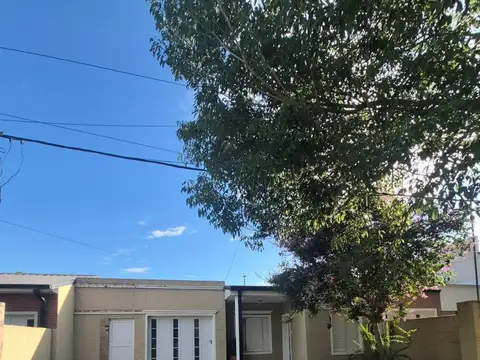 VENTA CASA ZONA ESTE BARRIO RESIDENCIAL