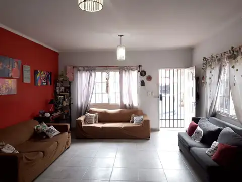 CASA EN VENTA 3 AMB  CON PATIO VALENTIN ALSINA