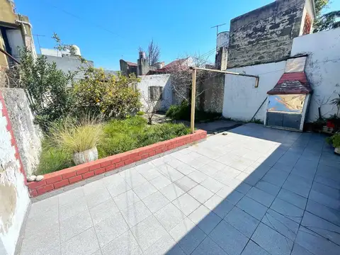 VENTA CASA CON JARDIN Y GARAGE EN LANUS ESTE