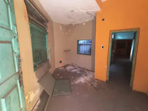 Casa 8 ambientes con 2 baños