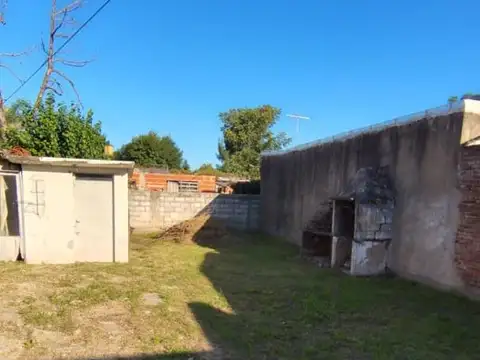 Casa en Longchamps, 4 ambientes con terreno libre
