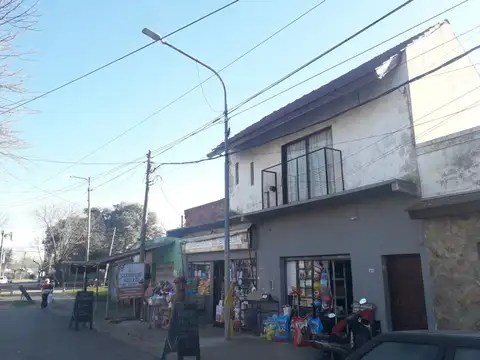 Casa en Pilar, Buena ubicacion! 3 viviendas y 2 locales!