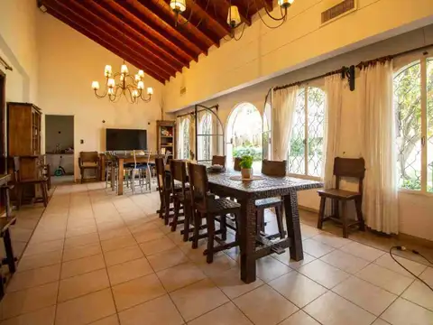 Casa en Venta con 4 cocheras