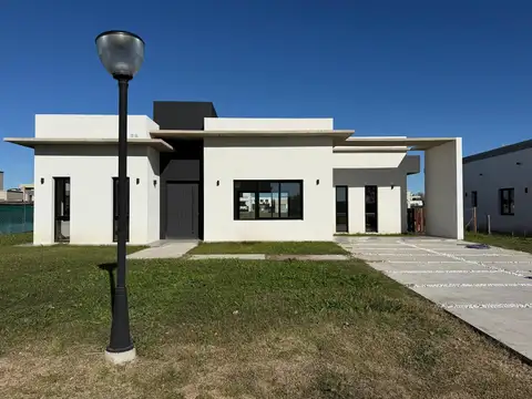 VENTA Casa a Estrenar de 4 Ambientes con Piscina en Prados del Oeste, Moreno