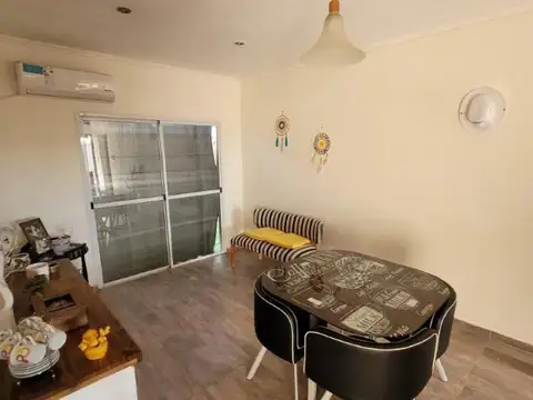 Casa De Un Dormitorio, Cochera, Amplio Jardin, Excelente Estado.  Peron Entre Garay Y Yapeyu