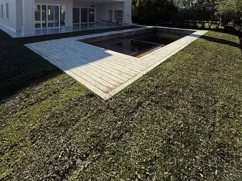 Araucarias, Puertos del Lago, Escobar