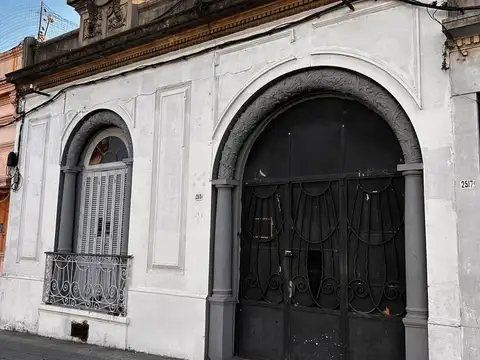 Excelente terreno con edificación a reciclar