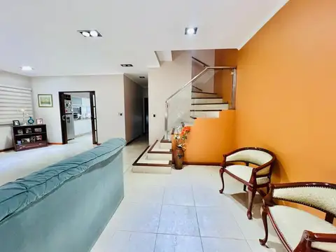 Casa 5 ambientes con 4 baños