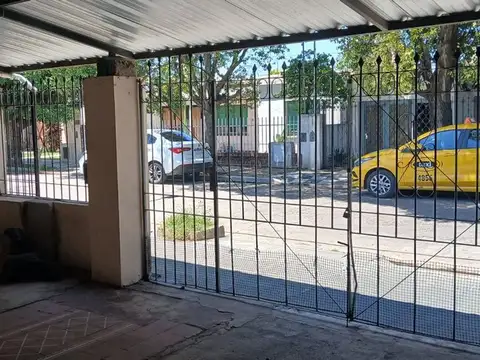 Casa 11 ambientes con 2 baños