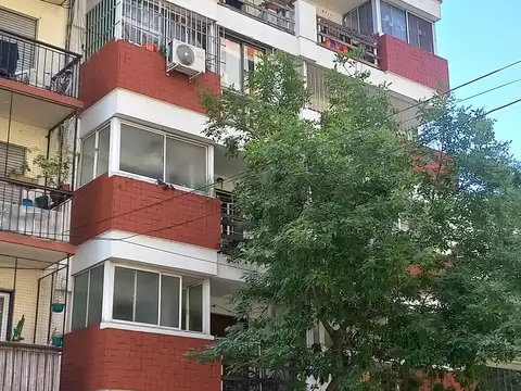 2 Ambientes con Patio y Balcon, Cocina equipada, Lavadero, Edificio Categoria