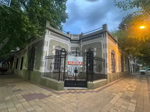 Casa en alquiler c/ cochera en 5.ª Sección Residencial Sur