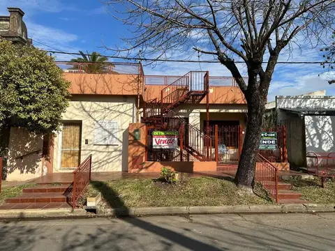 Casa en calle Andrade entre Reibel y Noailles