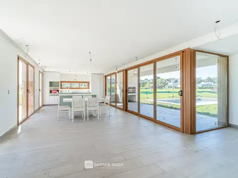 Casa en Alquiler con 2 cocheras