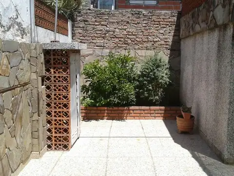 Casa el frente de 2 dormitorios en venta