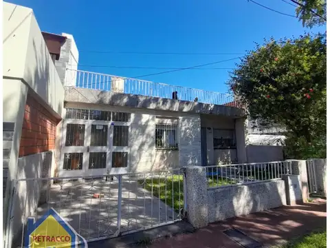 Casa el frente de 2 dormitorios en venta