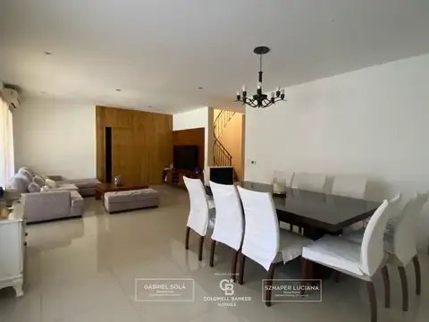 Casa en Venta con 2 cocheras