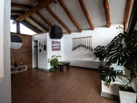 Casa 6 ambientes con 2 baños