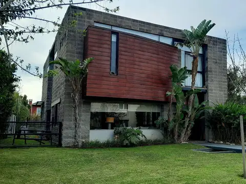 Casa 8 ambientes con 3 baños