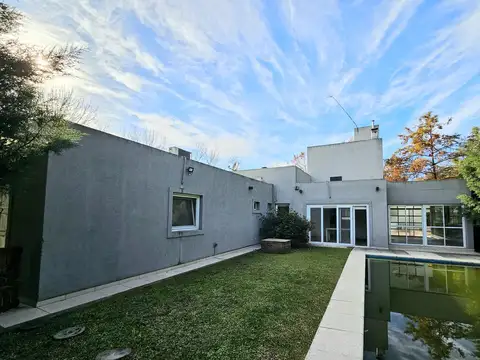 Casa en Venta con 2 cocheras