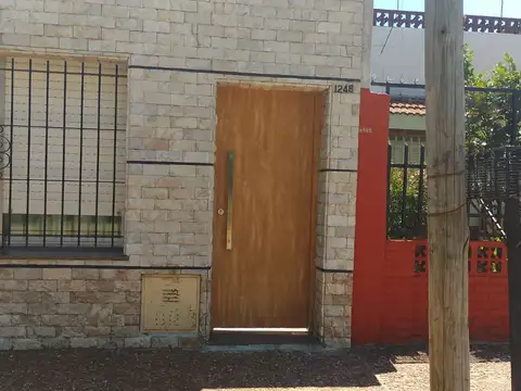 Departamento tipo casa en alquiler en El Palomar dos ambientes y medio   PLANTA ALTA