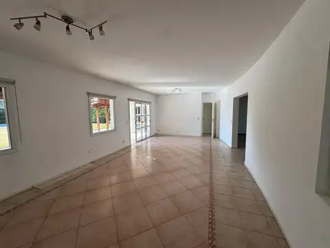 Casa en Alquiler con 2 cocheras