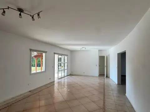 Casa 6 ambientes con 4 baños