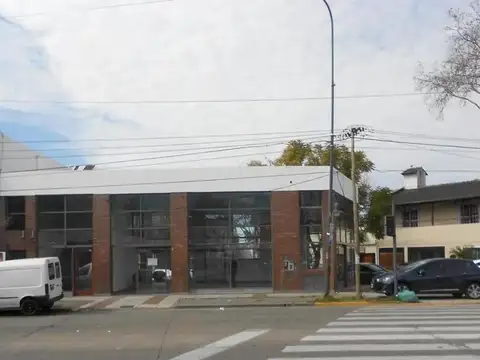 Local Comercial de 248 m² en ESQUINA Estratégica de Av. Mitr