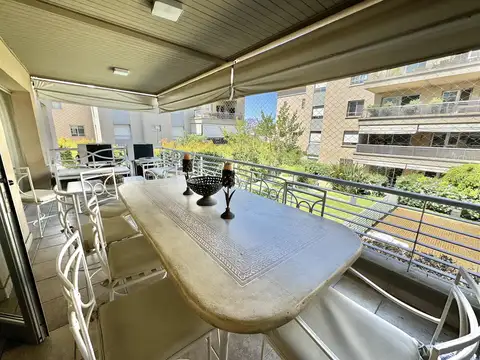 Importante departamento en alquiler de 3/4 dormitorios con dos cocheras en Jardines de San Isidro.
