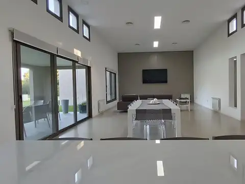 Casa 7 ambientes con 4 baños