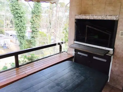 Alquiler en edificio La Loma, 3 dormitorios y parrillero propio.