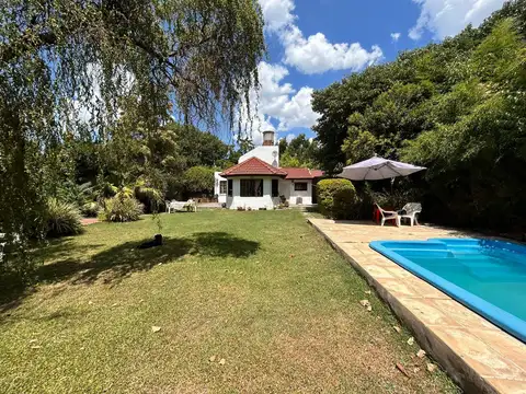 Venta casa 4 ambientes con departamento y pileta