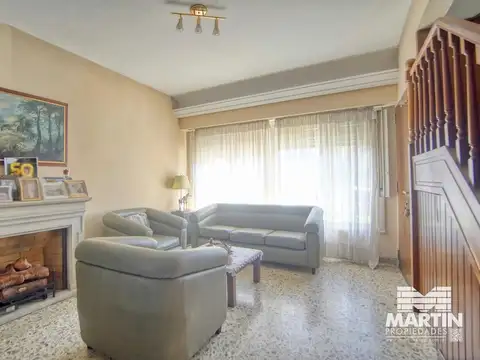 Casa 6 ambientes con 2 baños