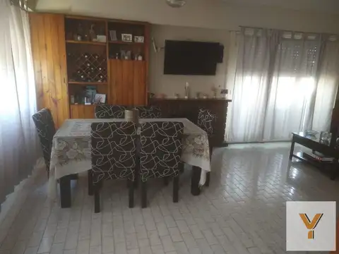 Depto Tipo Casa 6 ambientes con 2 baños